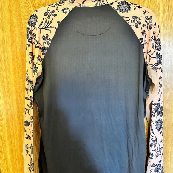 Kastel Women's Gray and Pink Floral Top - Picture 4 of 5